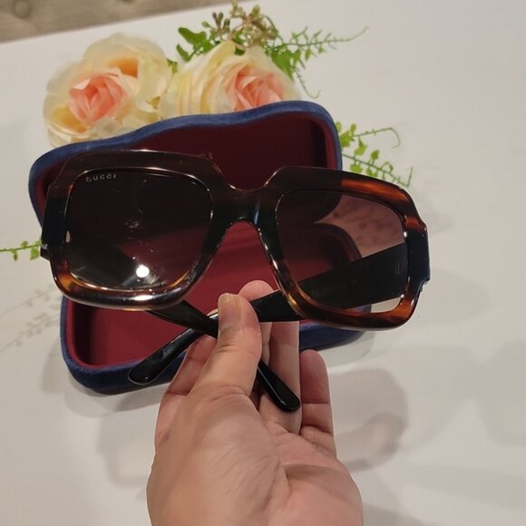 Authentic Gucci sunglasses with case - Picture 6 of 10